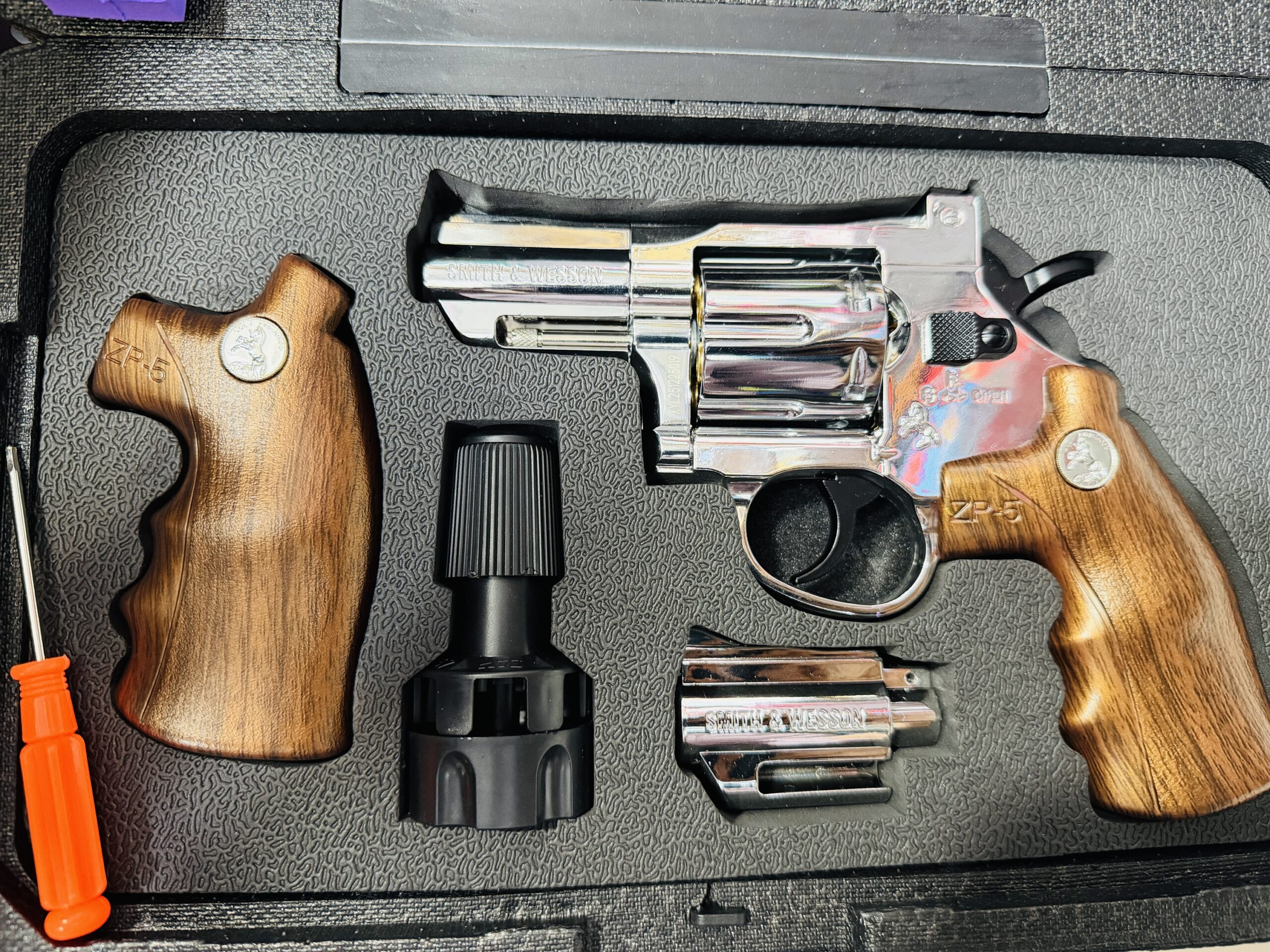 XYL SMITH AND WESSON REVOLVER FULL METAL AND SOME NYLON MIX GELBLASTE